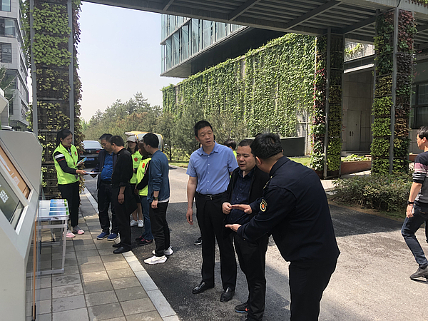 查看垃圾分類(lèi)設(shè)施2.jpg